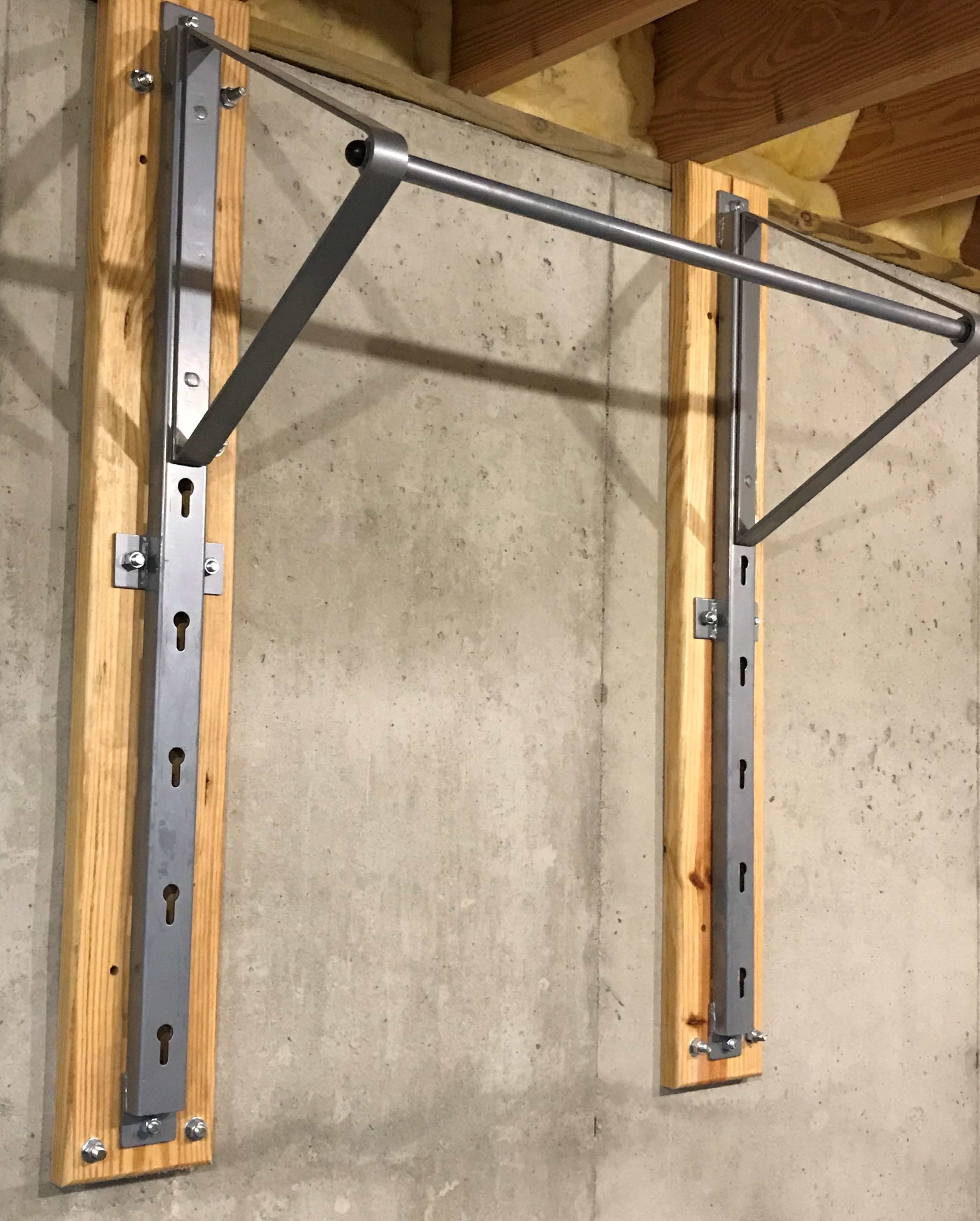 Height adjustable pull up bar outlet